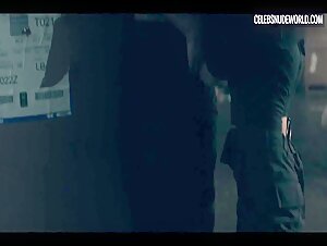Elisabeth Moss Sex, Sweaty scene in The Handmaid's Tale (2017-2022) 1