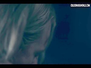 Elisabeth Moss Sex, Sweaty scene in The Handmaid's Tale (2017-2022) 16