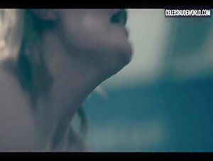 Elisabeth Moss Sex, Sweaty scene in The Handmaid's Tale (2017-2022) 17