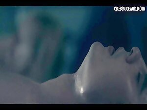 Elisabeth Moss Sex, Sweaty scene in The Handmaid's Tale (2017-2022) 19