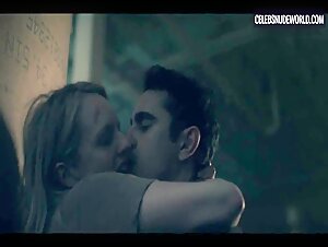 Elisabeth Moss Sex, Sweaty scene in The Handmaid's Tale (2017-2022) 2