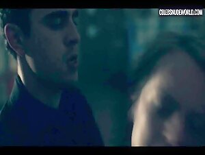 Elisabeth Moss Sex, Sweaty scene in The Handmaid's Tale (2017-2022) 6