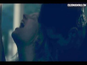 Elisabeth Moss Sex, Sweaty scene in The Handmaid's Tale (2017-2022) 9
