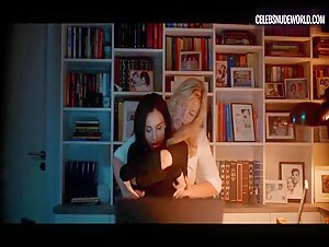 Heida Reed, Sara Dögg Ásgeirsdottir Kissing, Laptop scene in Stella Blómkvist (2017-2021) 8