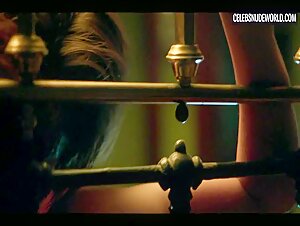 Blanca Suarez Kissing, Narrator scene in Cable Girls (2017-2020) 13