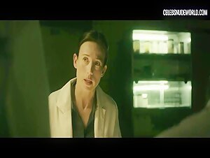 Marta Hernandez Brunette, Nude scene in The Invisible Guardian (2017) 7