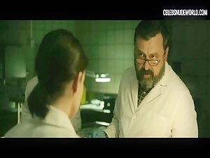 Marta Hernandez Brunette, Nude scene in The Invisible Guardian (2017) 9