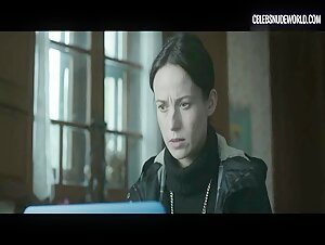 Marta Hernandez Pictures, Sexy scene in The Invisible Guardian (2017) 15