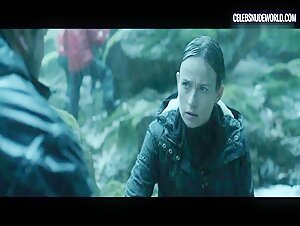 Marta Hernandez Brunette, Breasts scene in The Invisible Guardian (2017) 15