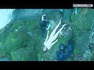 Marta Hernandez Brunette, Breasts scene in The Invisible Guardian (2017) 3