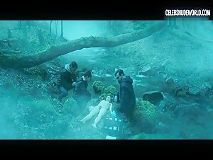 Valeria Salcedo Distant, Brunette scene in The Invisible Guardian (2017) 15