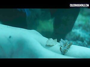 Valeria Salcedo Distant, Brunette scene in The Invisible Guardian (2017) 19