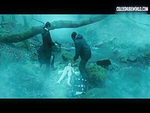 Valeria Salcedo Distant, Brunette scene in The Invisible Guardian (2017) 6