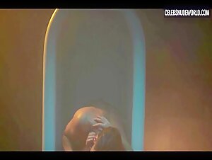 Blanca Suarez Tub, Kissing scene in Cable Girls (2017-2020) 5