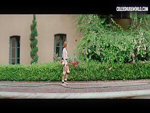 Jena Malone Toppless, Hose scene in The Neon Demon (2016) 1
