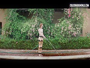 Jena Malone Toppless, Hose scene in The Neon Demon (2016) 11