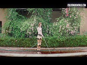 Jena Malone Toppless, Hose scene in The Neon Demon (2016) 13
