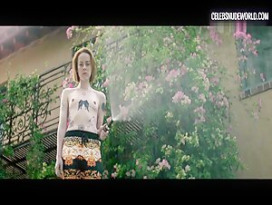Jena Malone Toppless, Hose scene in The Neon Demon (2016) 9