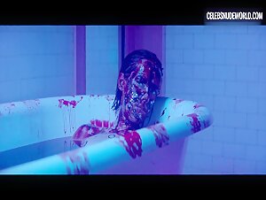 Jena Malone, Bella Heathcote, Abbey Lee Shower, Bathtub scene in The Neon Demon (2016) 12