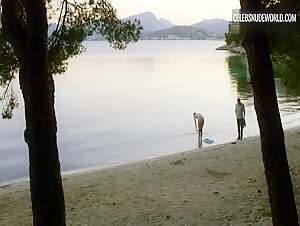 Elizabeth Debicki Water, Blonde scene in The Night Manager (2016) 12