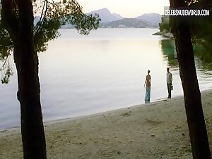 Elizabeth Debicki Water, Blonde scene in The Night Manager (2016) 5