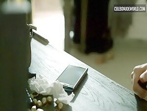 Elizabeth Debicki Vanity, Mirror scene in The Night Manager (2016) 11