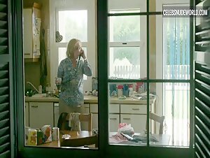 Elizabeth Debicki Vanity, Mirror scene in The Night Manager (2016) 13