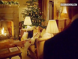 Elizabeth Debicki Night, Walking scene in The Night Manager (2016) 13