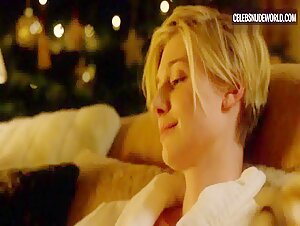 Elizabeth Debicki Night, Walking scene in The Night Manager (2016)