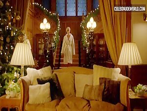 Elizabeth Debicki Night, Walking scene in The Night Manager (2016) 2