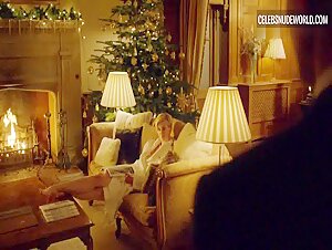 Elizabeth Debicki Night, Walking scene in The Night Manager (2016) 20