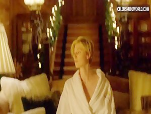 Elizabeth Debicki Night, Walking scene in The Night Manager (2016) 4