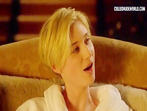 Elizabeth Debicki Night, Walking scene in The Night Manager (2016) 9