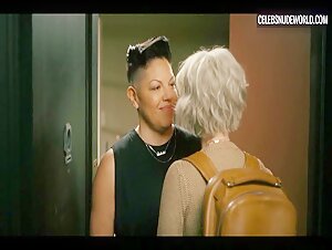 Cynthia Nixon, Sara Ramirez lesbian, Sexy scene in And Just Like That… (2021)