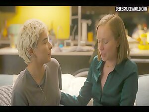 Hannah Einbinder, Paula Andrea Placido lesbian, Sexy scene in Hacks (2021) 15
