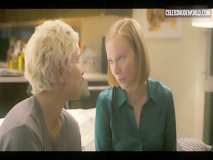 Hannah Einbinder, Paula Andrea Placido lesbian, Sexy scene in Hacks (2021) 2