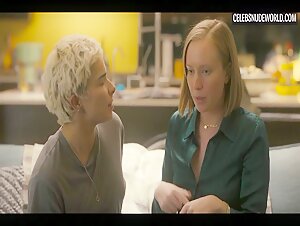 Hannah Einbinder, Paula Andrea Placido lesbian, Sexy scene in Hacks (2021) 20