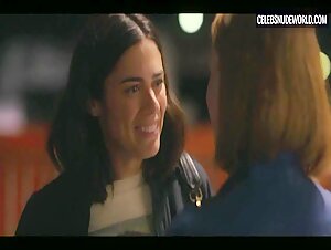 Hannah Einbinder, Lorenza Izzo Sexy, lesbian scene in Hacks (2021) 1