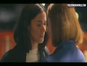 Hannah Einbinder, Lorenza Izzo Sexy, lesbian scene in Hacks (2021) 10