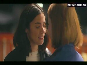 Hannah Einbinder, Lorenza Izzo Sexy, lesbian scene in Hacks (2021)