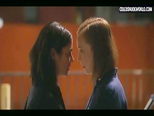 Hannah Einbinder, Lorenza Izzo Sexy, lesbian scene in Hacks (2021) 12