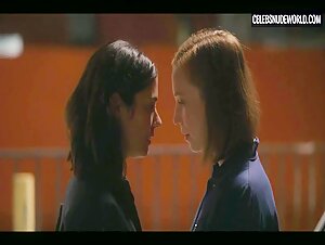 Hannah Einbinder, Lorenza Izzo Sexy, lesbian scene in Hacks (2021) 13