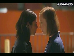 Hannah Einbinder, Lorenza Izzo Sexy, lesbian scene in Hacks (2021) 14