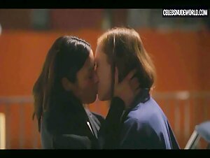 Hannah Einbinder, Lorenza Izzo Sexy, lesbian scene in Hacks (2021) 16