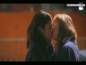 Hannah Einbinder, Lorenza Izzo Sexy, lesbian scene in Hacks (2021) 18