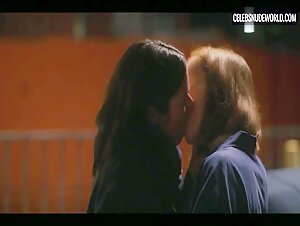 Hannah Einbinder, Lorenza Izzo Sexy, lesbian scene in Hacks (2021) 19