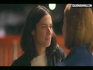 Hannah Einbinder, Lorenza Izzo Sexy, lesbian scene in Hacks (2021) 2