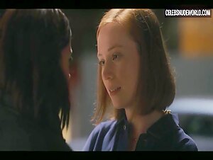 Hannah Einbinder, Lorenza Izzo Sexy, lesbian scene in Hacks (2021) 4