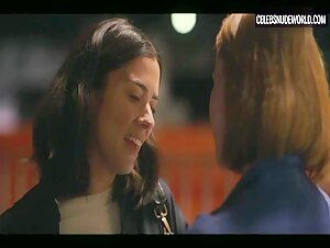 Hannah Einbinder, Lorenza Izzo Sexy, lesbian scene in Hacks (2021) 5