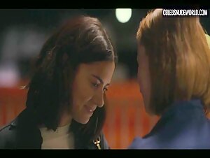 Hannah Einbinder, Lorenza Izzo Sexy, lesbian scene in Hacks (2021) 6